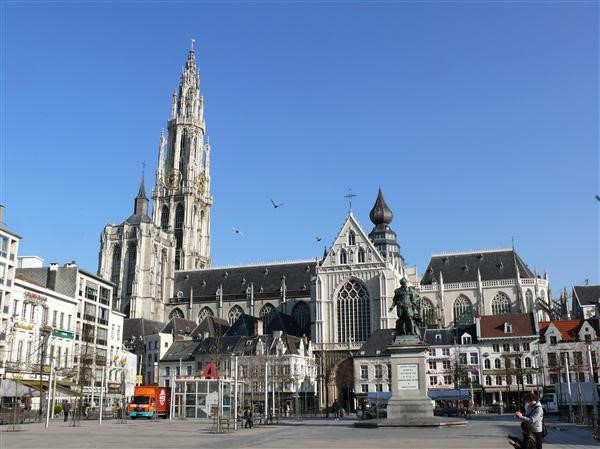 De OLV kathedraal is de grootste Gotische Kathedraal der Nederlanden. Qcleaners bedacht een originele oplossing om een oppervlakte van 8000m² te ontmossen.