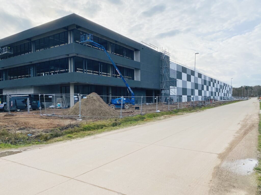 Binnen enkele maanden kan Van Oirschot de verhuis beginnen te plannen. Om de vloer van het magazijn zuiver te krijgen, werd Qcleaners bv ingeschakeld.